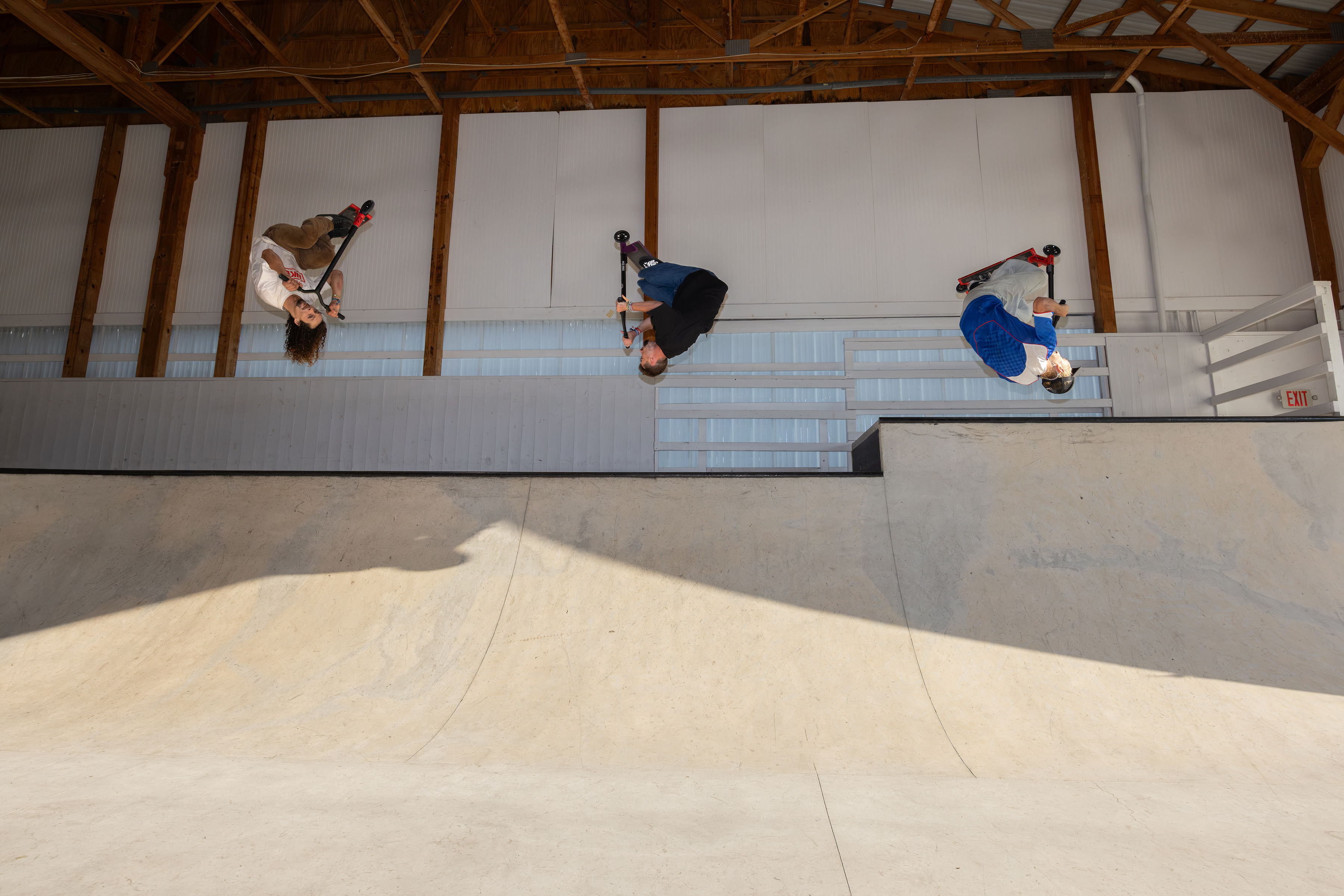 Mathias, Matis en Mattéo doen samen steptricks bij Woodward