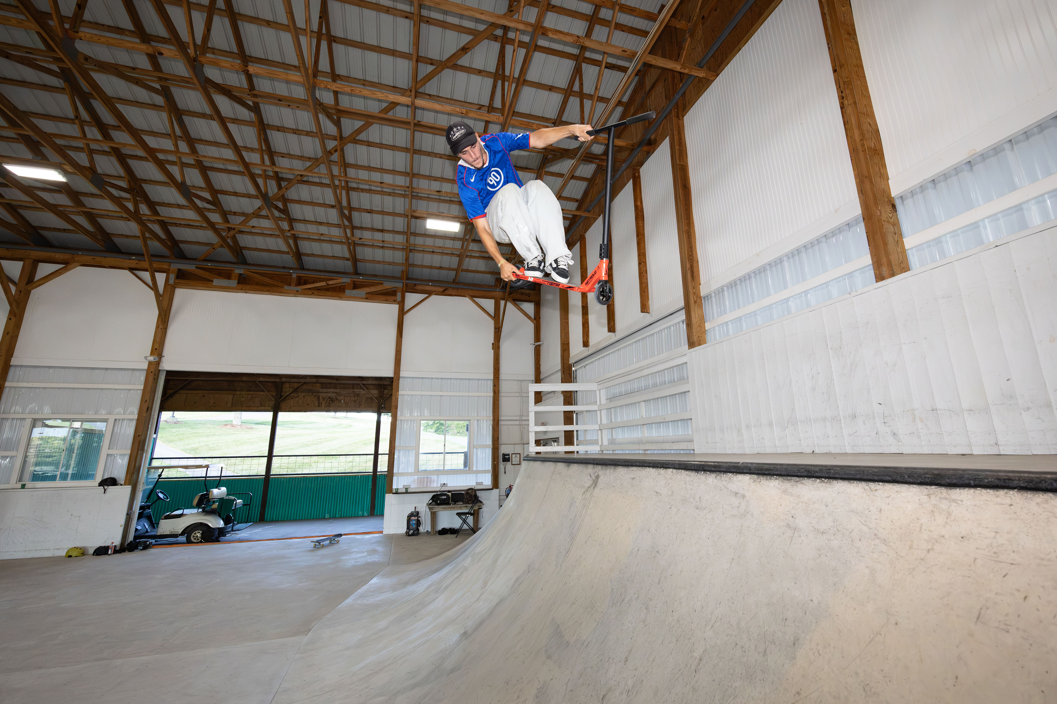 Matteo Wozniak rijdt op de NKD Rally in het skatepark
