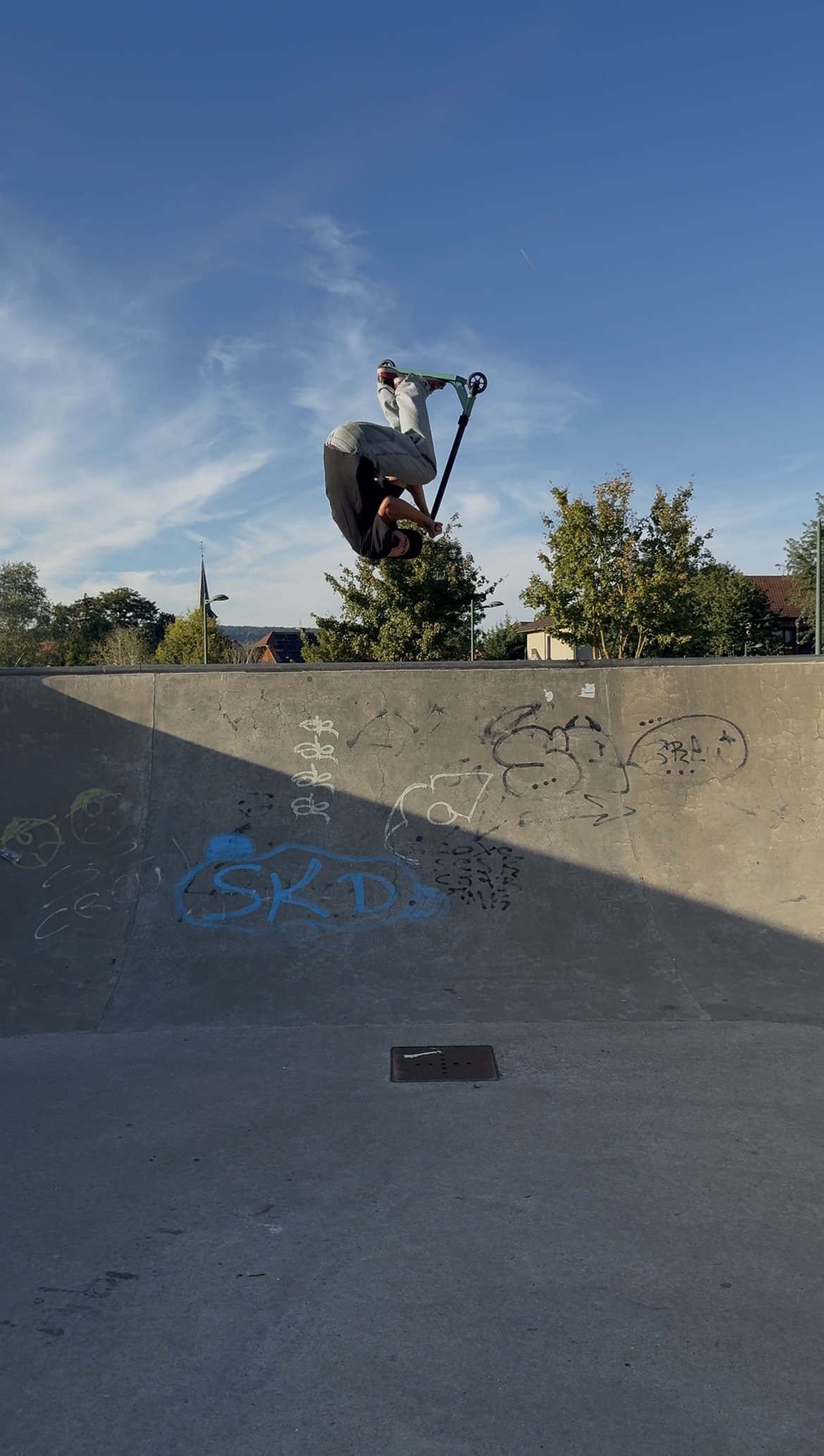 Matteo Wozniak voert een inverted park-trick uit op de NKD Rally