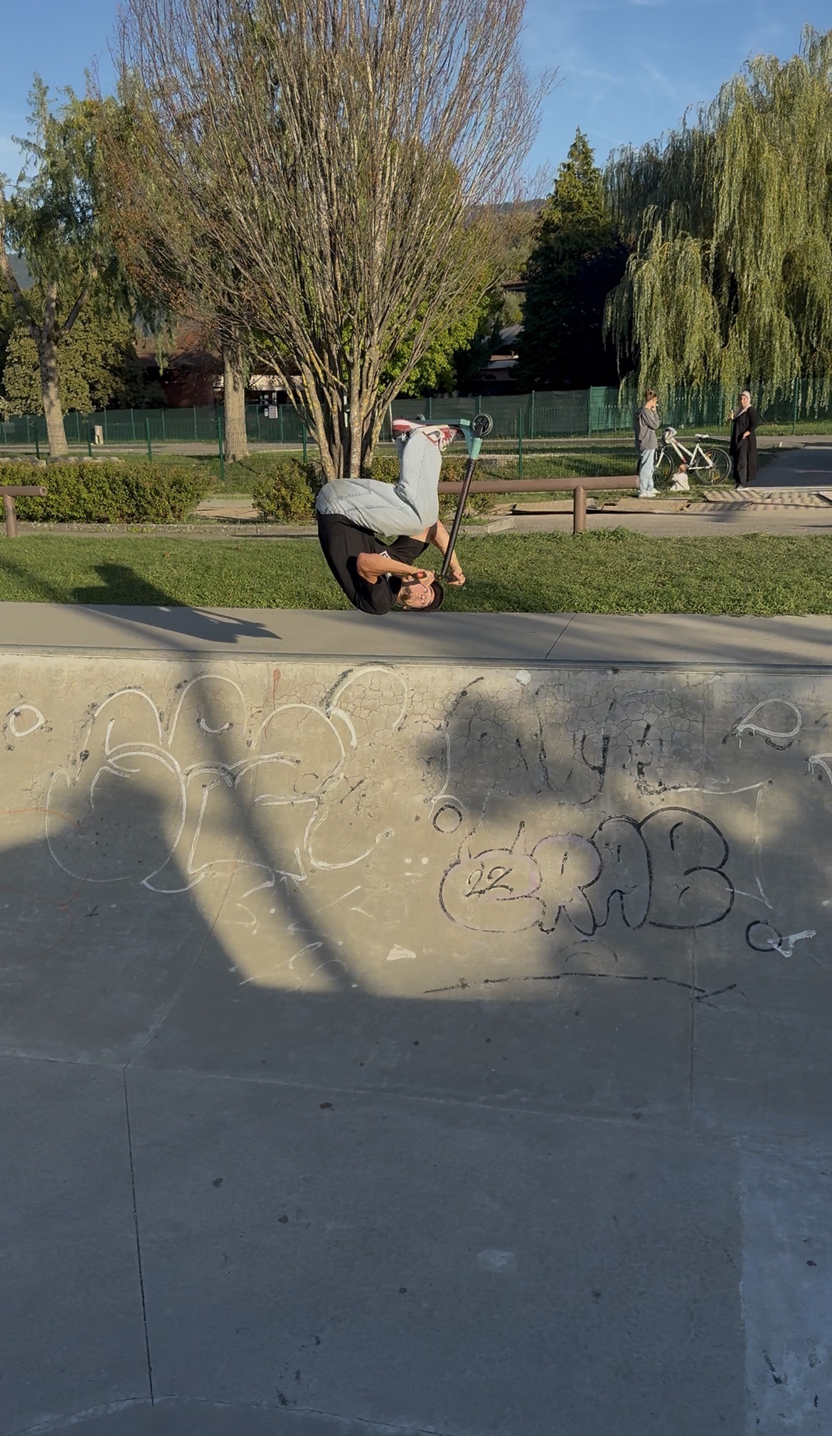 Matteo Wozniak voert een inverted trick uit op de NKD Rally in het skatepark