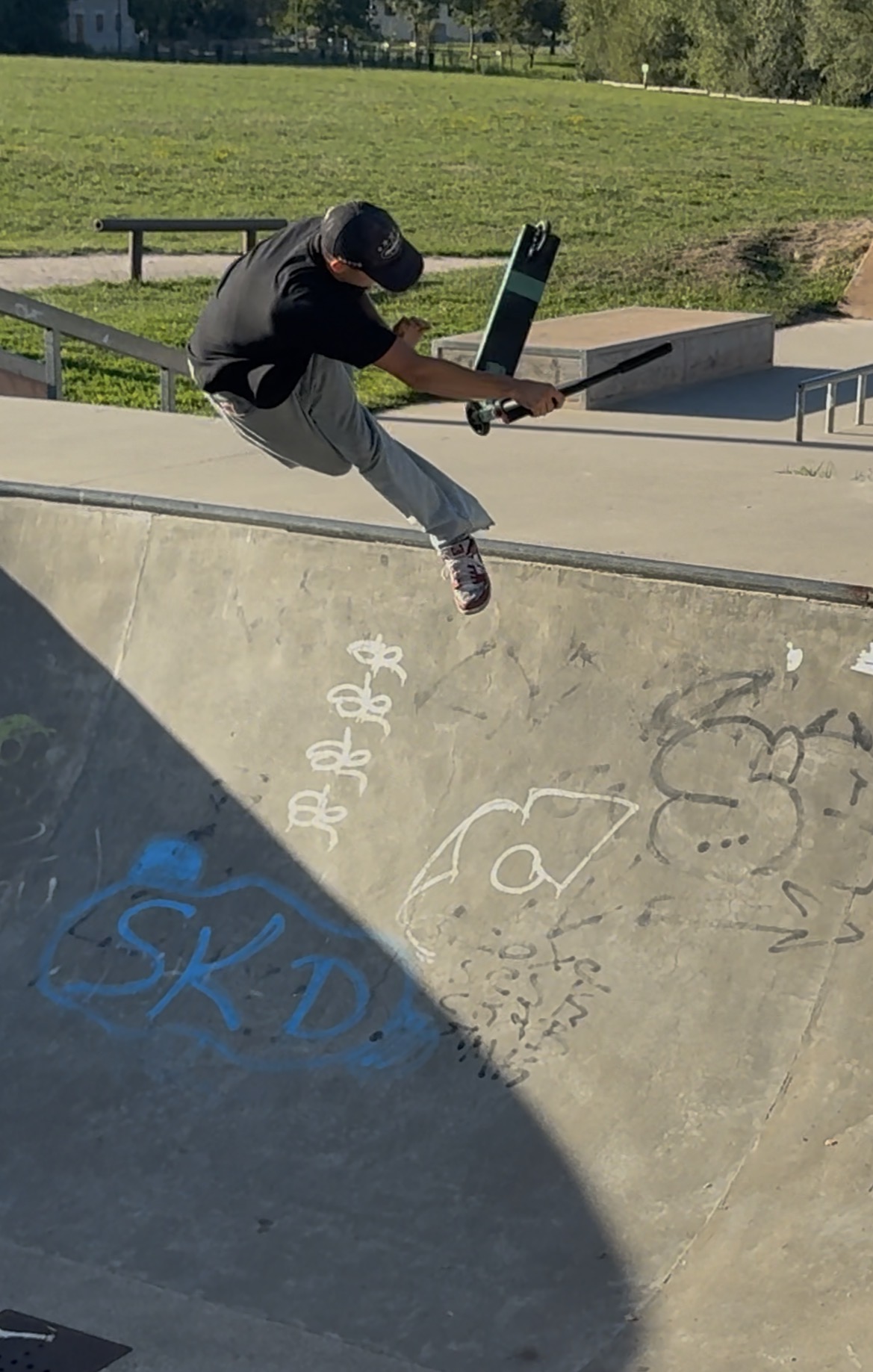 Matteo Wozniak voert een trick uit op de NKD Rally boven de bowl