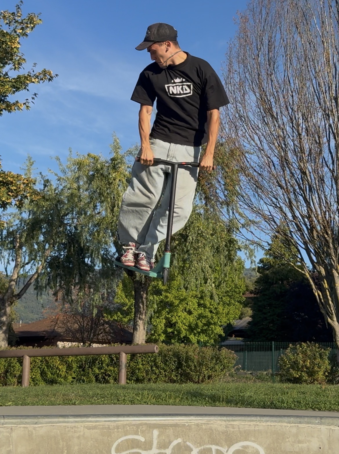 Matteo Wozniak voert een trick in de lucht uit op de NKD Rally in het skatepark