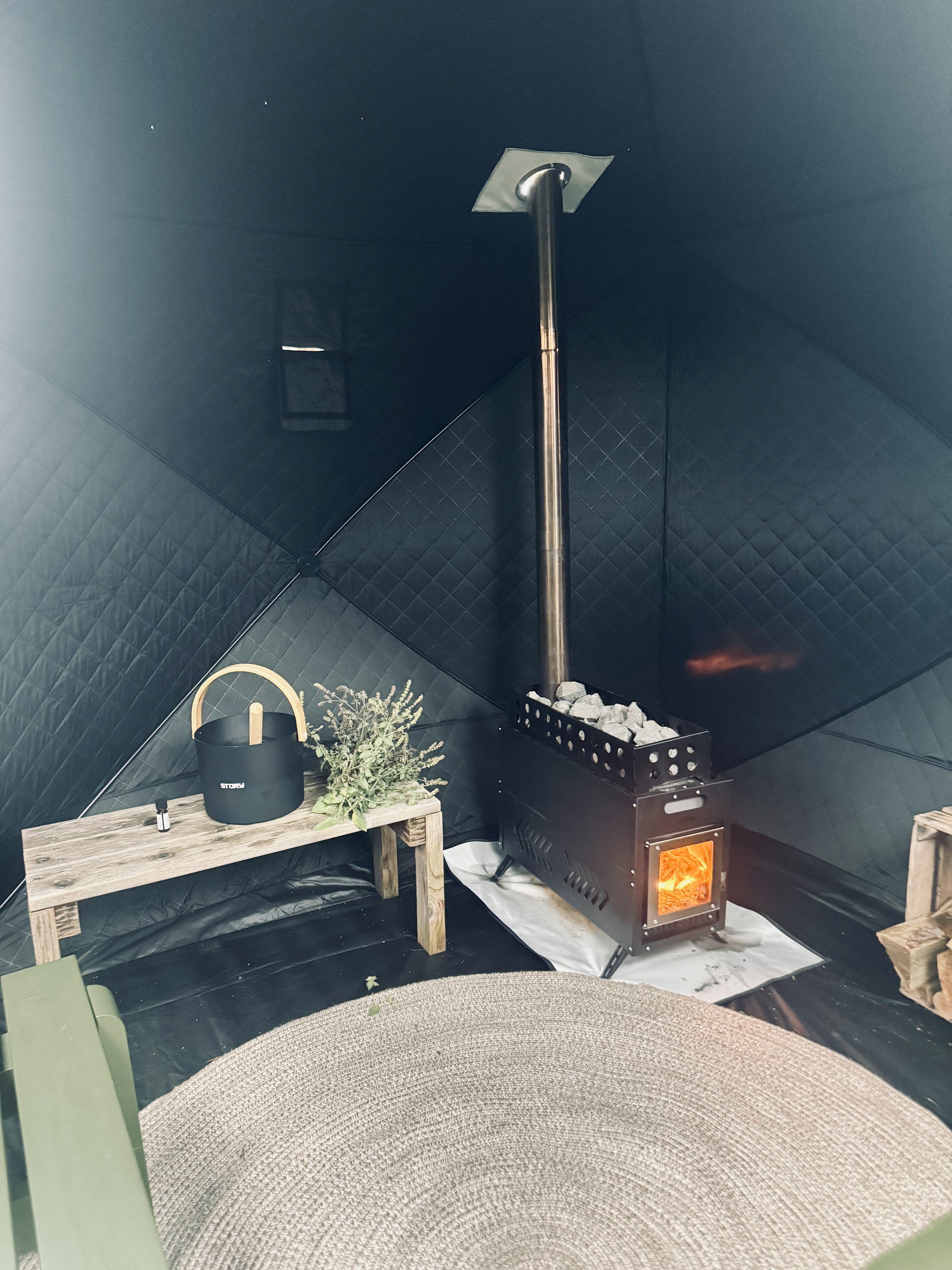 Story NovaHeat saunakachel in de Story HeatCamp saunatent