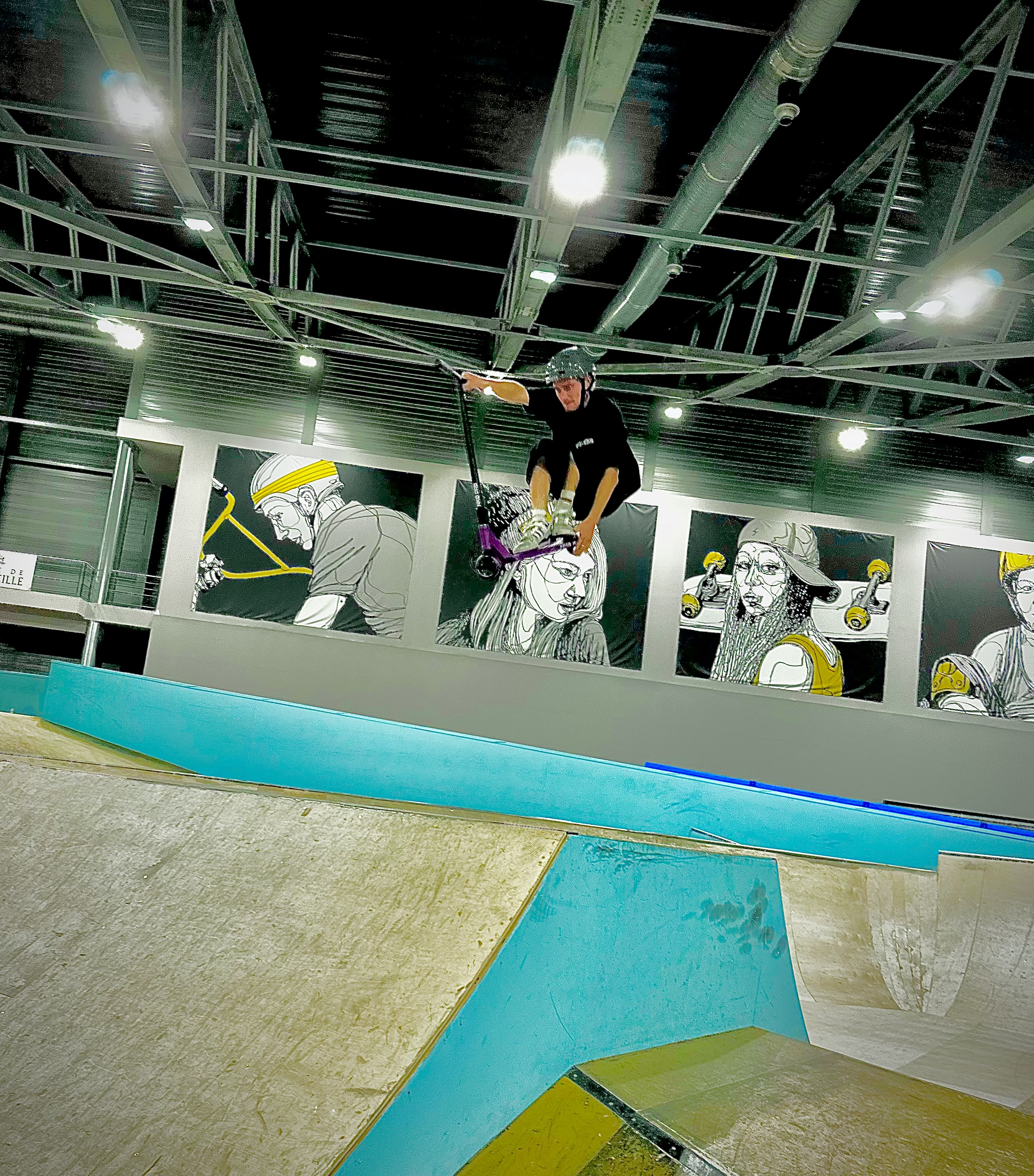 Hugo doet een invert op een blauwe ramp met de oranje NKD MV Signature