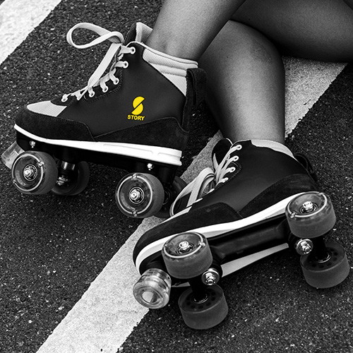 Side-by-side rollerskates